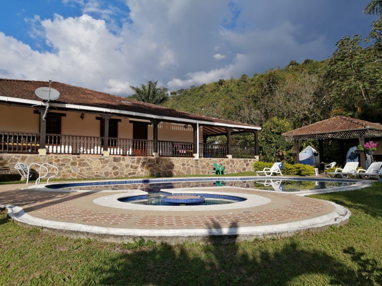Piscina iluminada 85 m² �?